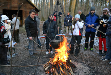 Aufwärmen am Feuer